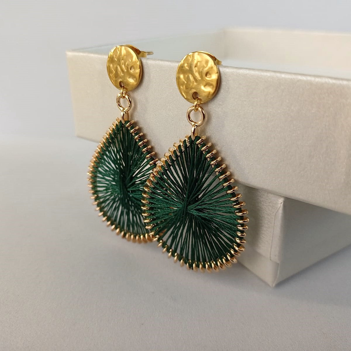 Oorstekers met groene macramé hangers – stijlvolle dames oorbellen met unieke twist