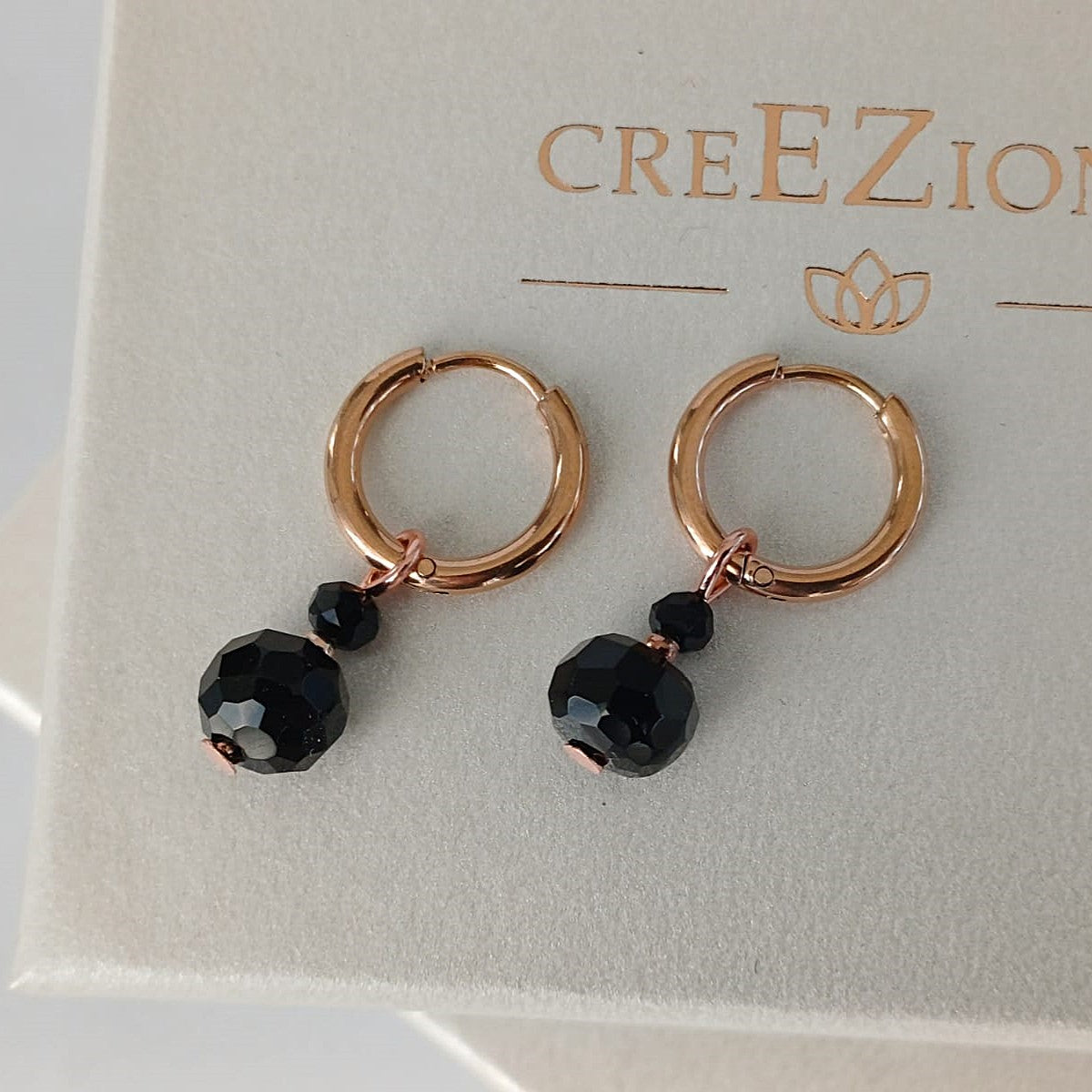 osé gouden RVS oorringen met zwarte onyx hanger en zwarte facetkralen – elegante handgemaakte oorbellen.