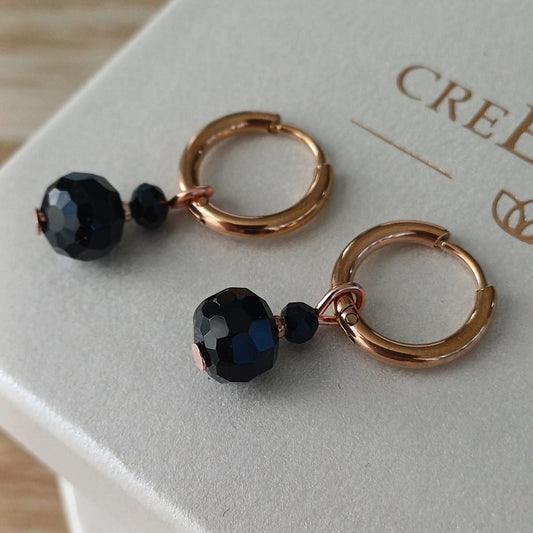 osé gouden RVS oorringen met zwarte onyx hanger en zwarte facetkralen – elegante handgemaakte oorbellen.