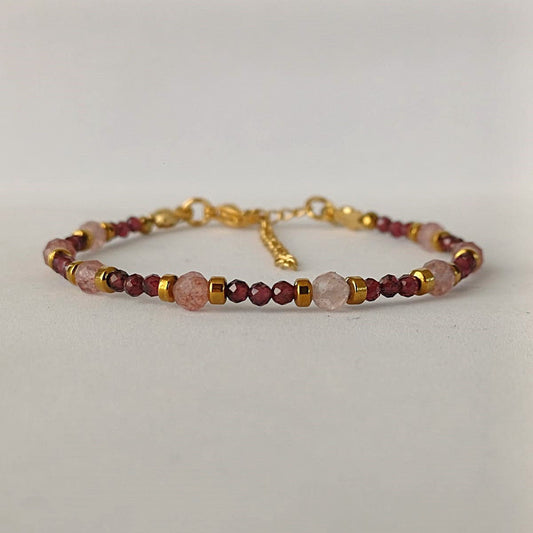 Armband met granaat en zonnesteen, afgewerkt met goudkleurige RVS kralen en sluiting – handgemaakt en vol warme tinten.