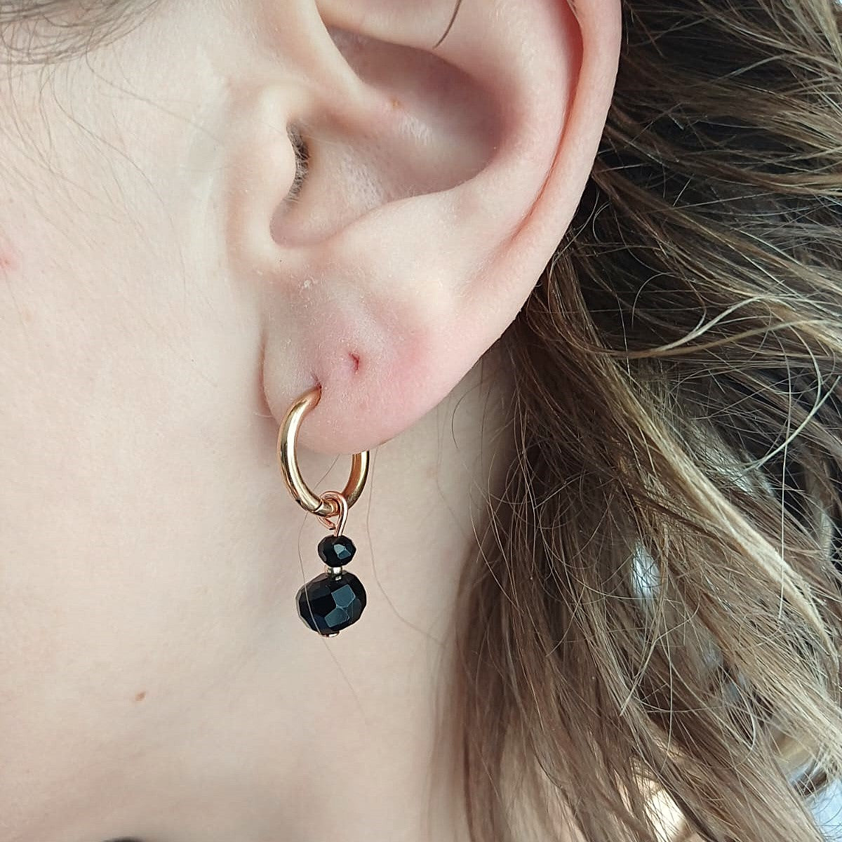 osé gouden RVS oorringen met zwarte onyx hanger en zwarte facetkralen – elegante handgemaakte oorbellen.