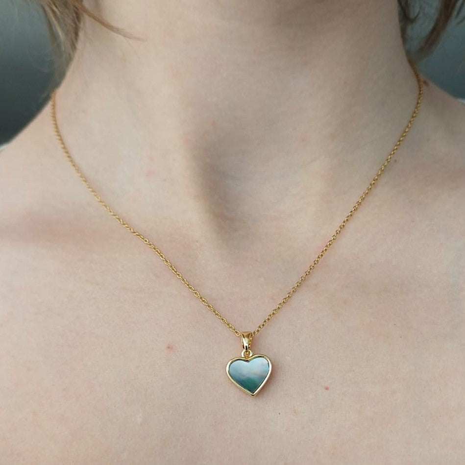 Goudkleurige RVS ketting met hartvormige hanger van zwartgrijs parelmoer met kleur overloop – elegant dames sieraad.