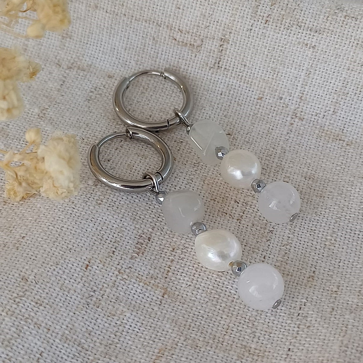 Nieuw Begin – Oorbellen met Maansteen, Witte Kwarts & Zoetwaterparel