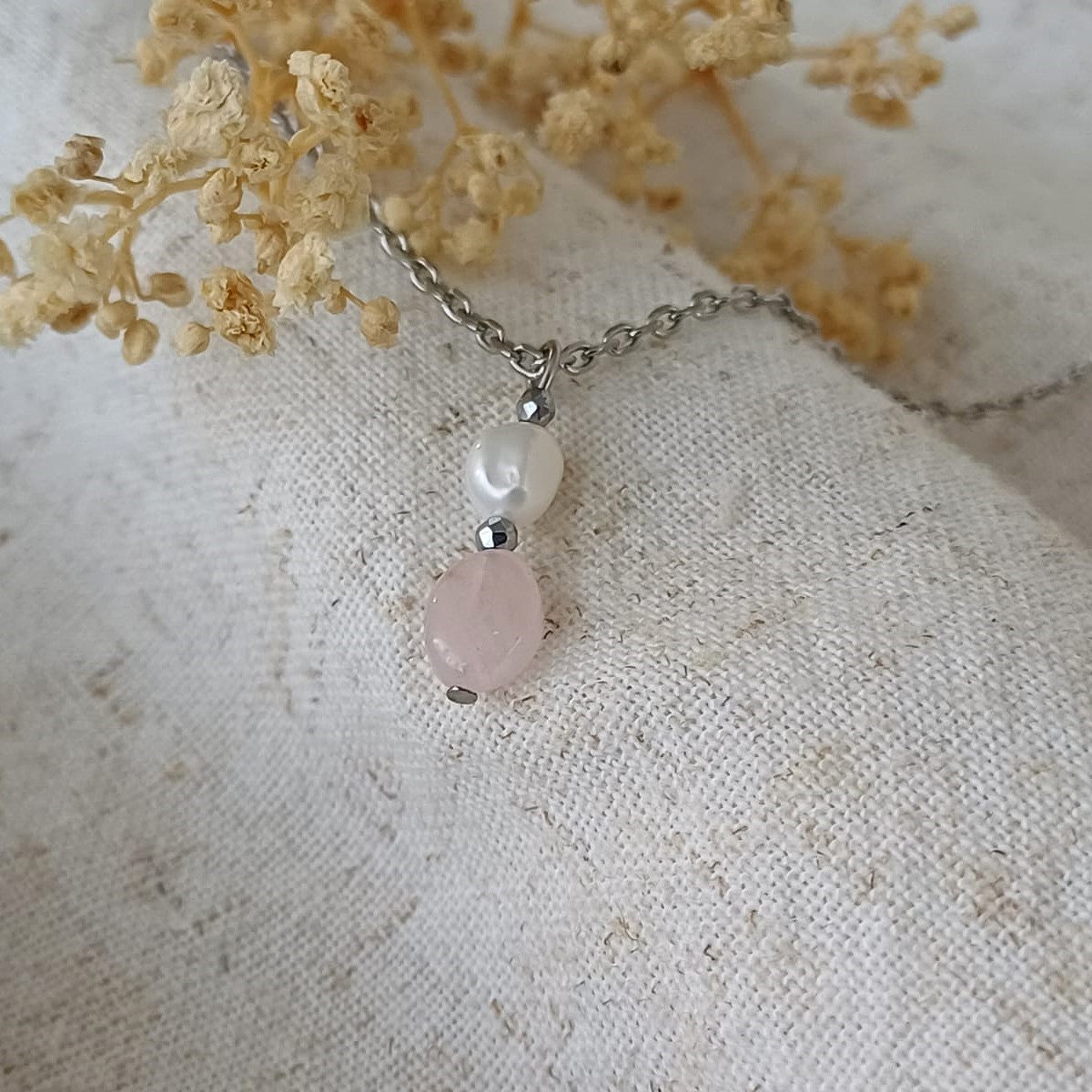 Jij bent geliefd – Ketting met Rozenkwarts & Zoetwaterparel