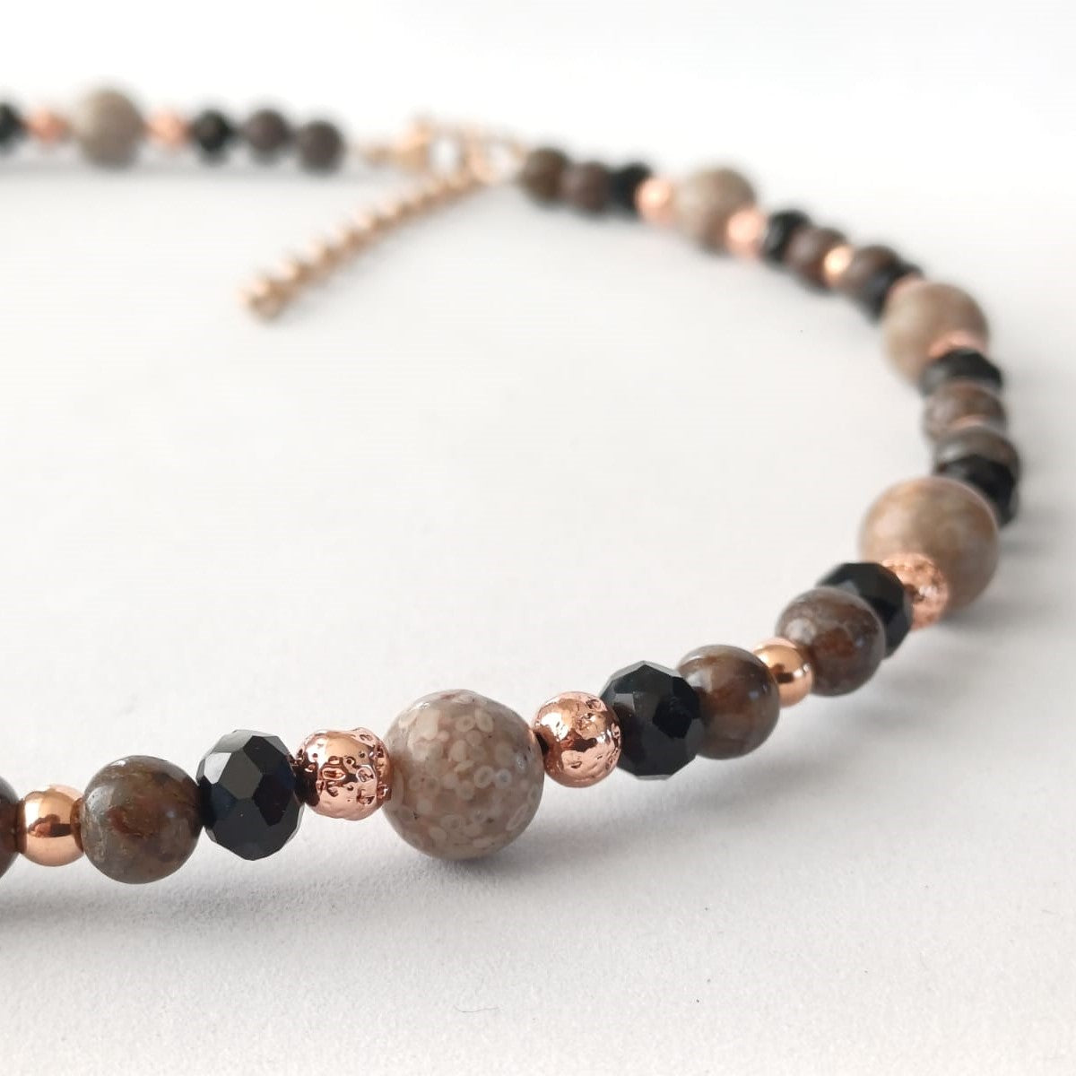 Damesketting met obsidiaan en roodbruine kralen – stijlvol met roségoud accent