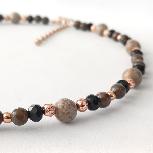 Damesketting met obsidiaan en roodbruine kralen – stijlvol met roségoud accent