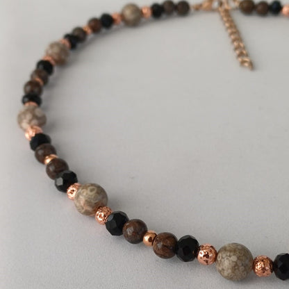 Damesketting met obsidiaan en roodbruine kralen – stijlvol met roségoud accent