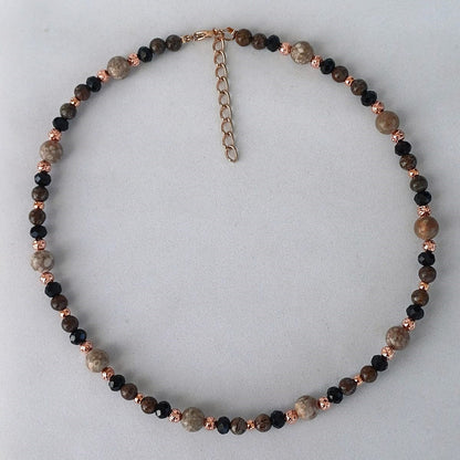 Damesketting met obsidiaan en roodbruine kralen – stijlvol met roségoud accent