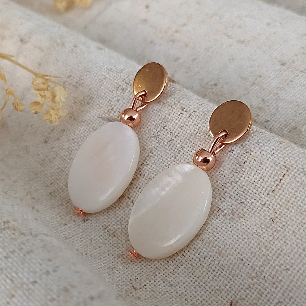 CreEZions handgemaakt cadeau: oorbellen met rose goud en parelmoer