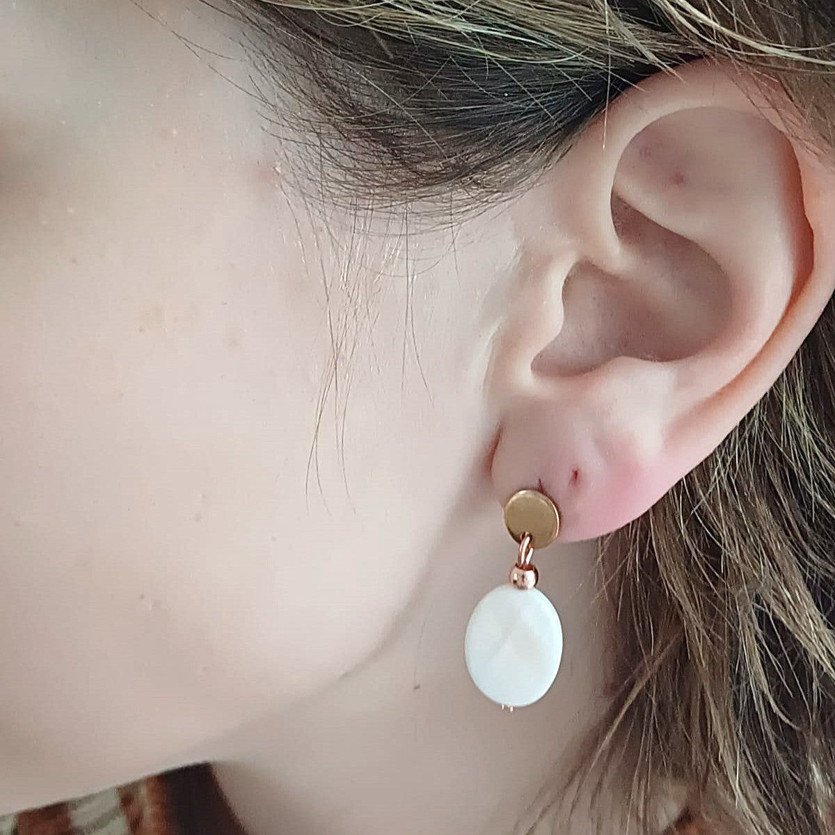 CreEZions handgemaakt cadeau: oorbellen met rose goud en parelmoer