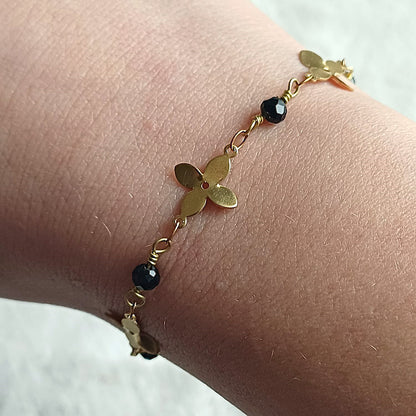 Messing armband met bloempatroon en zwarte facetkraaltjes – elegant & verfijnd