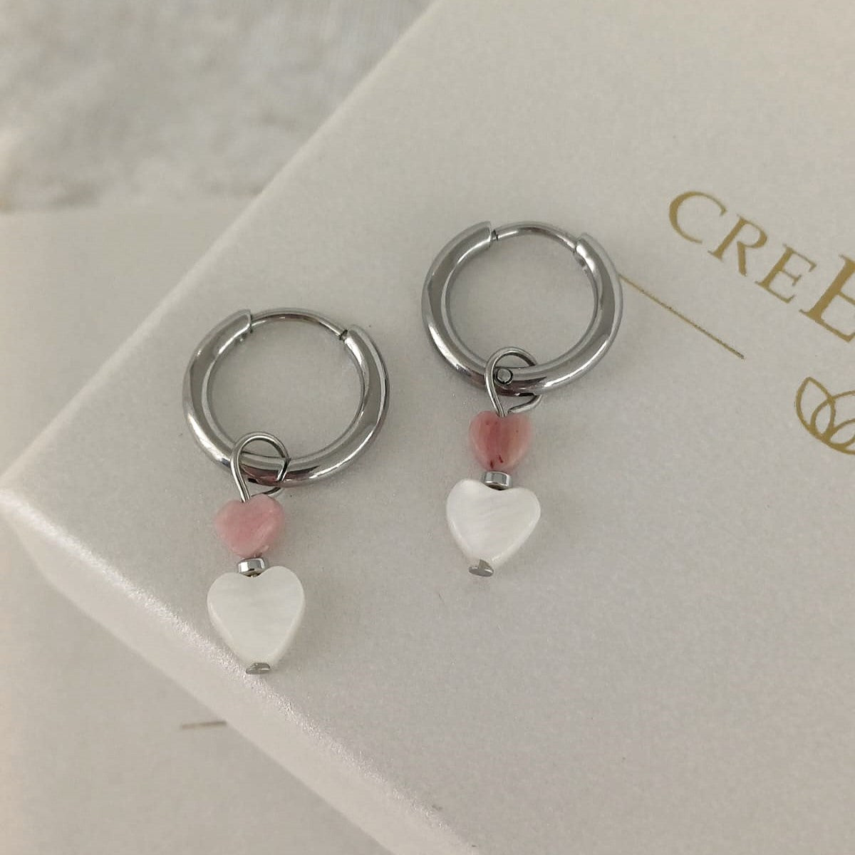 RVS oorbellen met hartjes van Rhodoniet en schelp