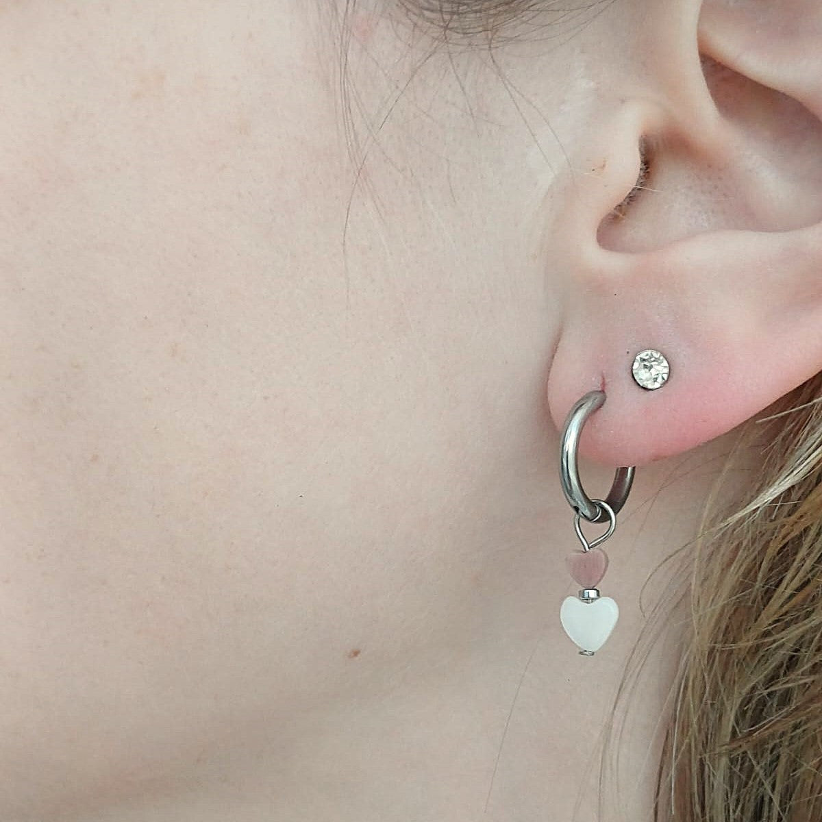 RVS oorbellen met hartjes van Rhodoniet en schelp