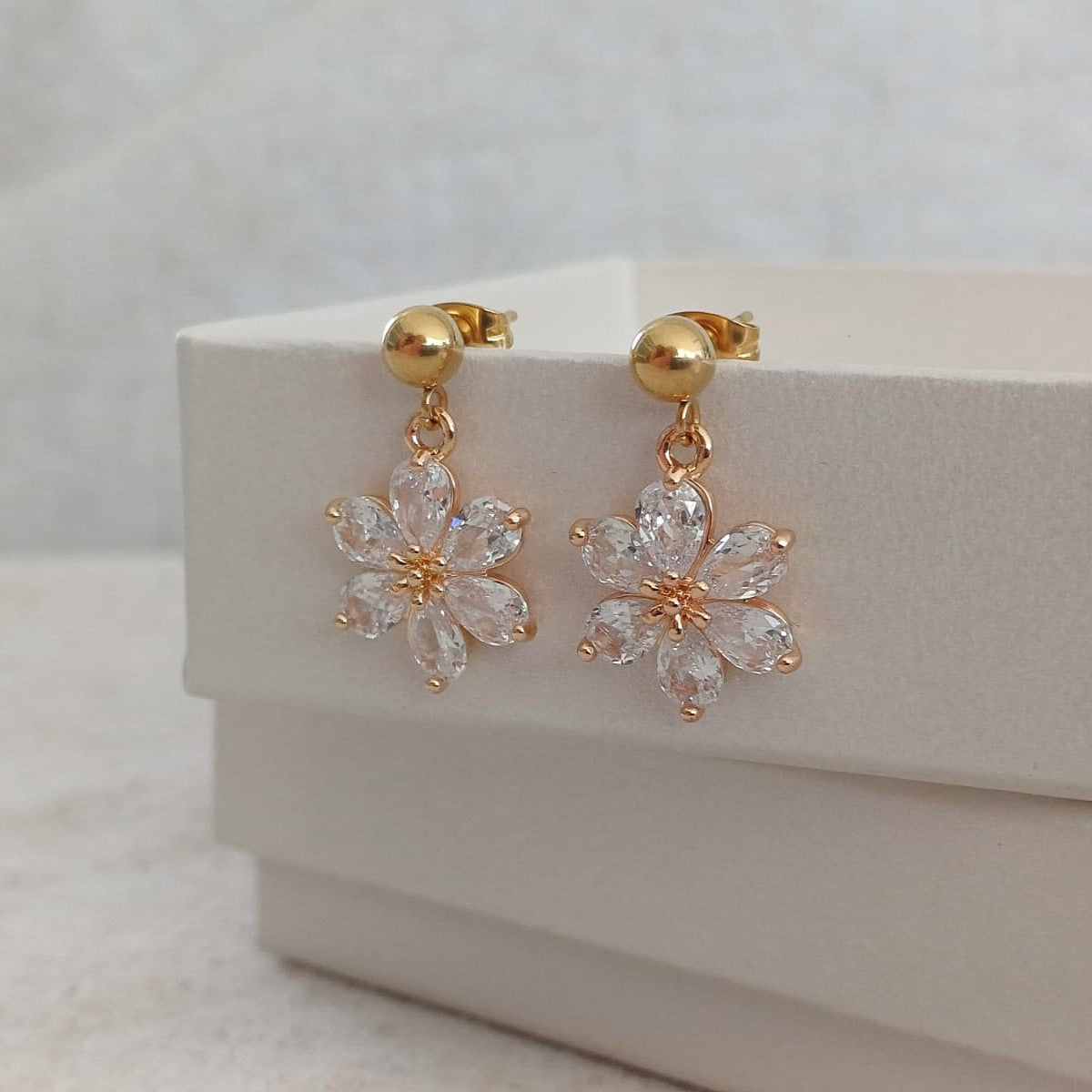 CreEZions elegante oorstekers met zirkonia bloem
