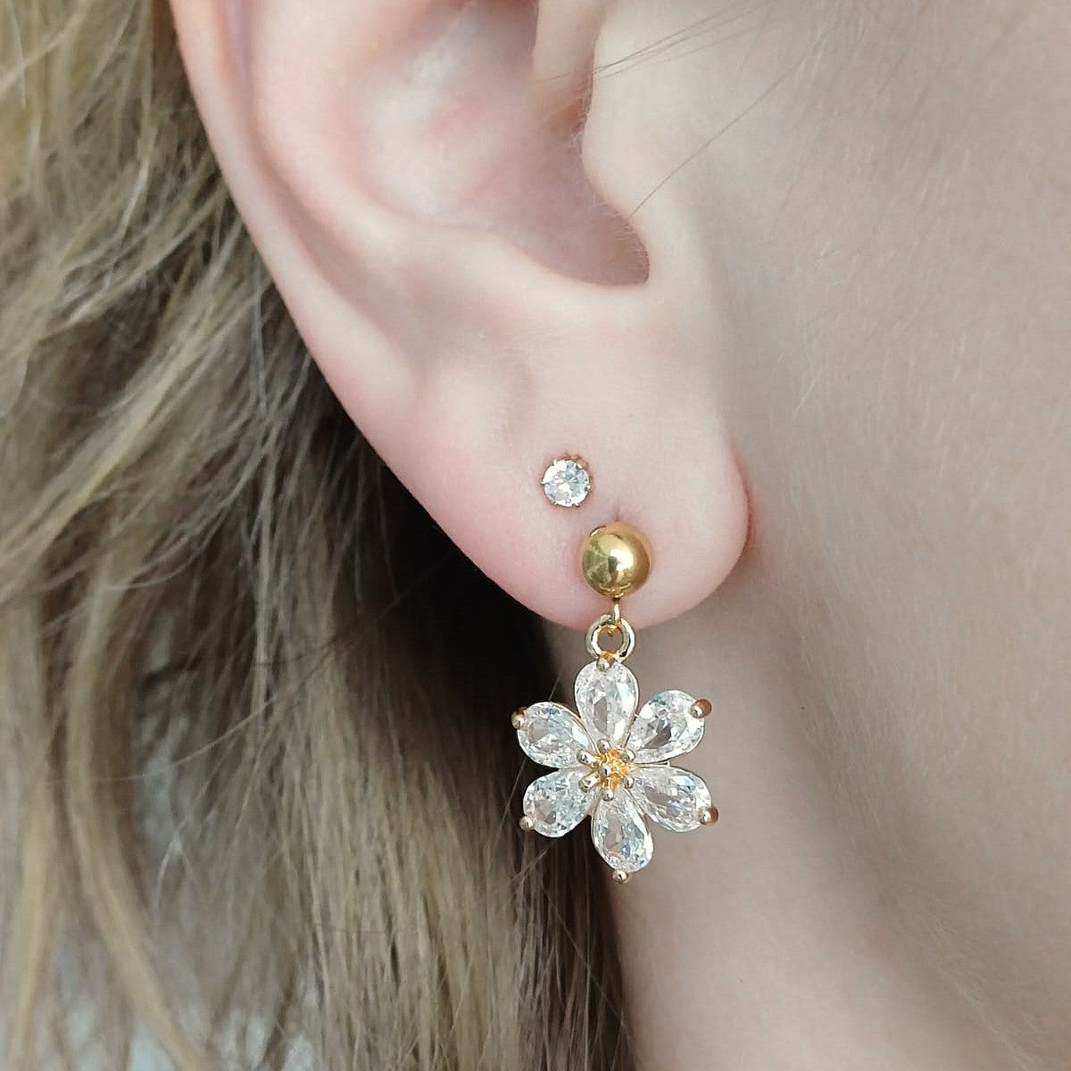 CreEZions elegante oorstekers met zirkonia bloem