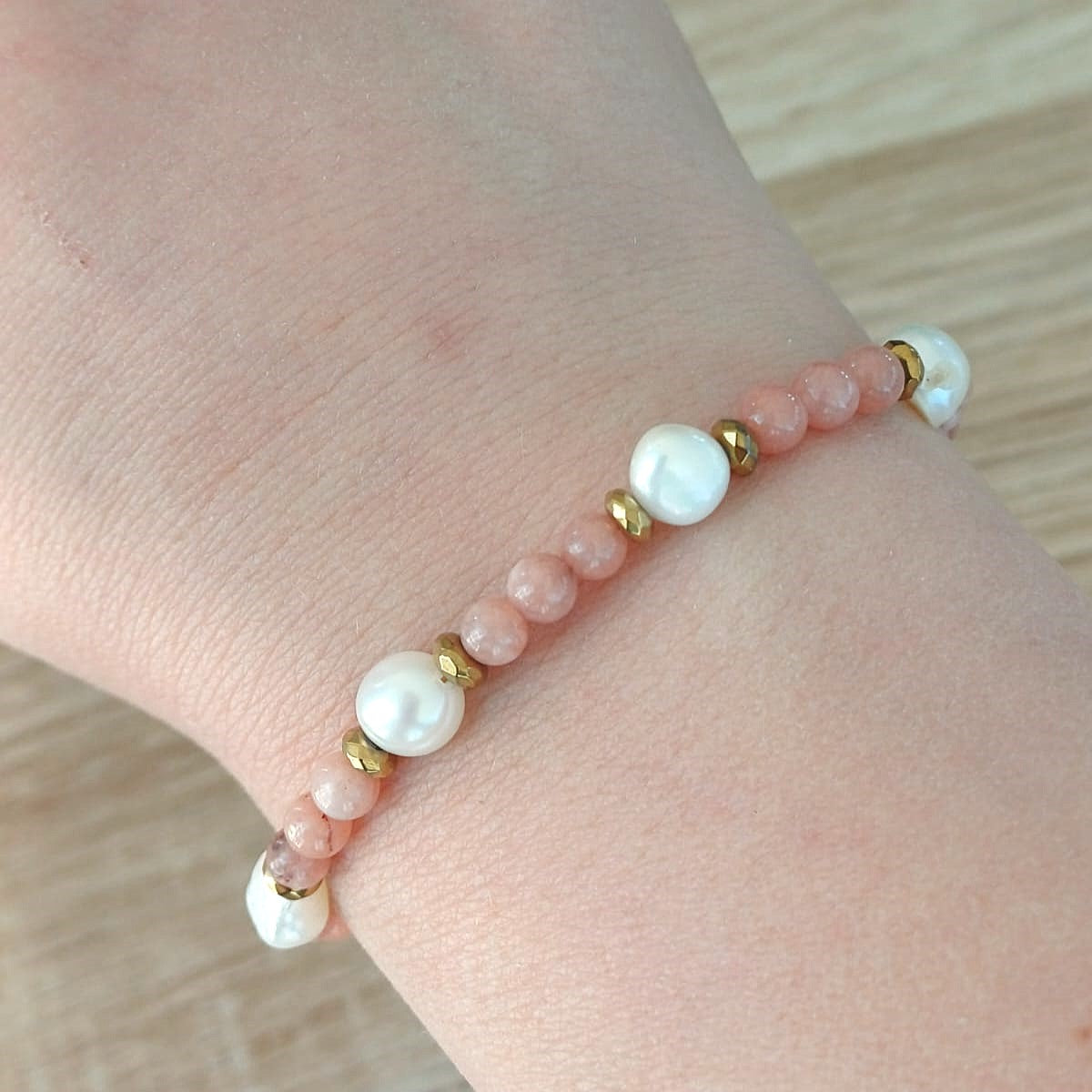 Armband met marmer, calciet en zoetwaterparels – zacht en elegant