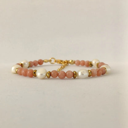 Armband met marmer, calciet en zoetwaterparels – zacht en elegant