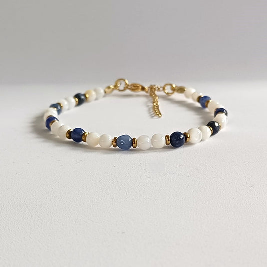 Armband met schelpkralen en lapis lazuli – stijlvol en tijdloos