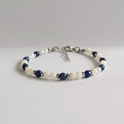 Armband met schelpkralen en lapis lazuli – stijlvol en tijdloos