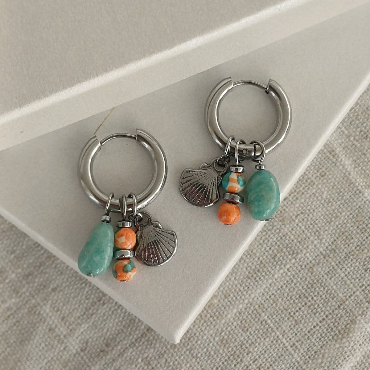 Oorbellen met amazoniet, turquoise en schelpbedels
