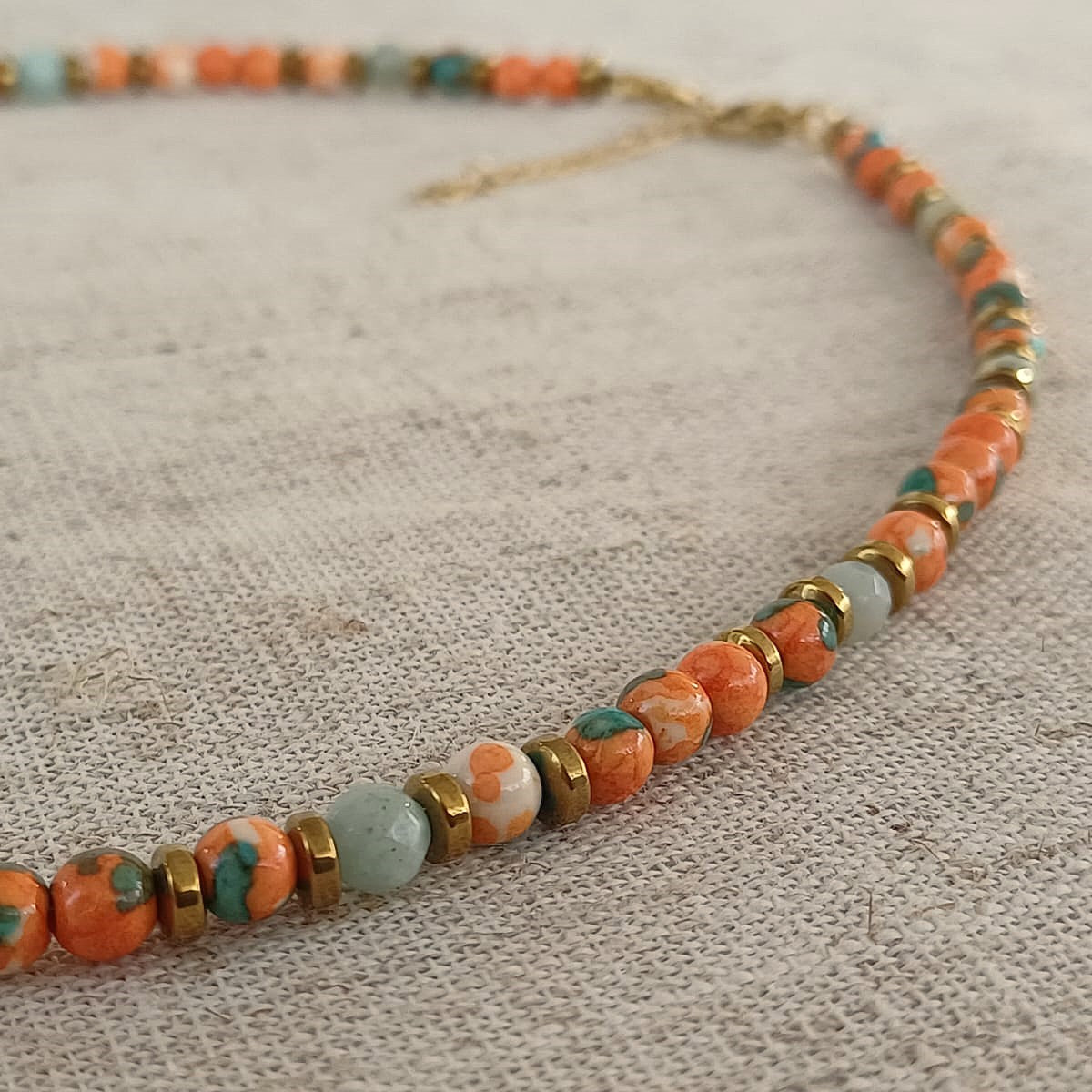 Kralenketting met blauwe chalcedoon en oranje-blauwe turquoise