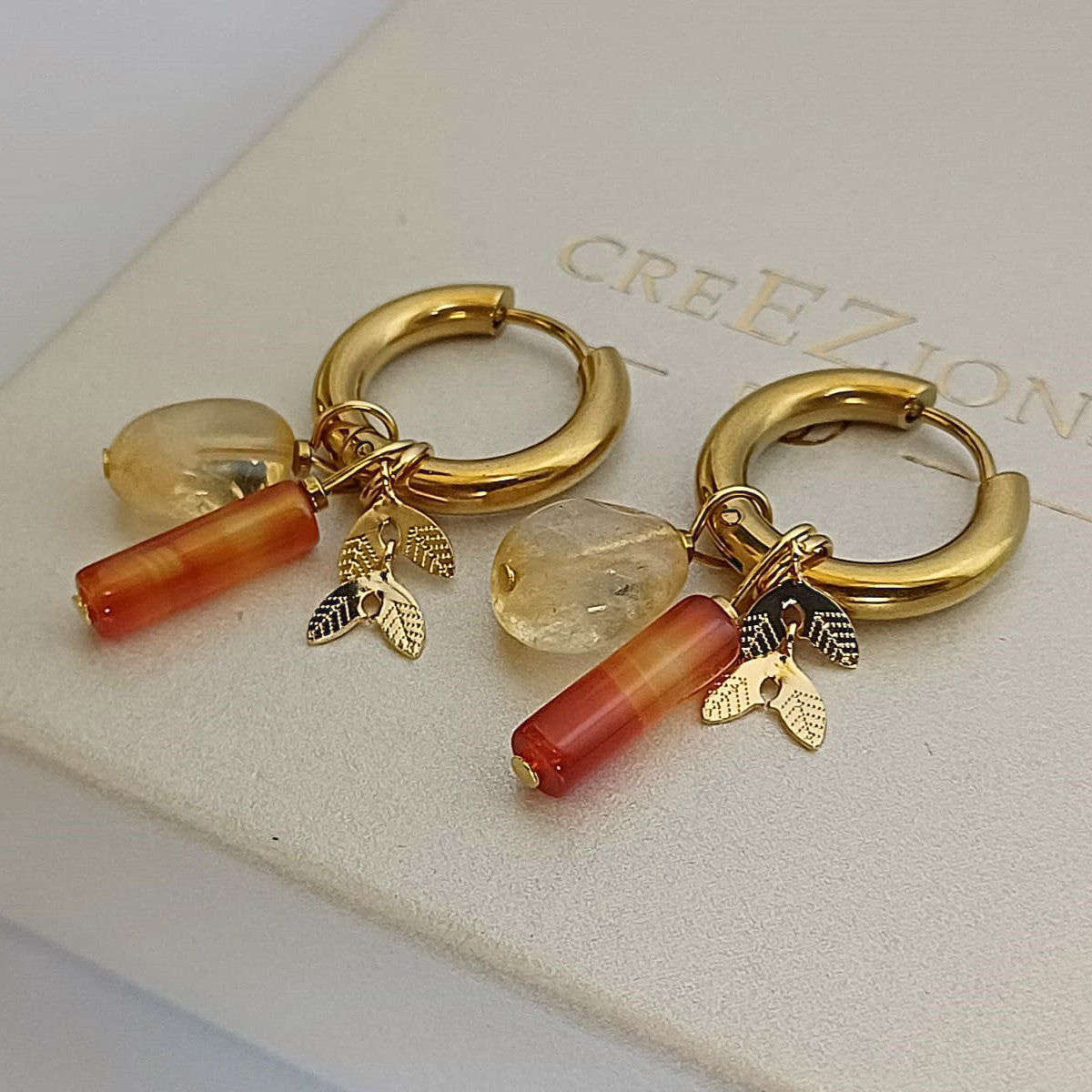 Oorbellen met citrien, rood oranje agaat en blaadjesbedel