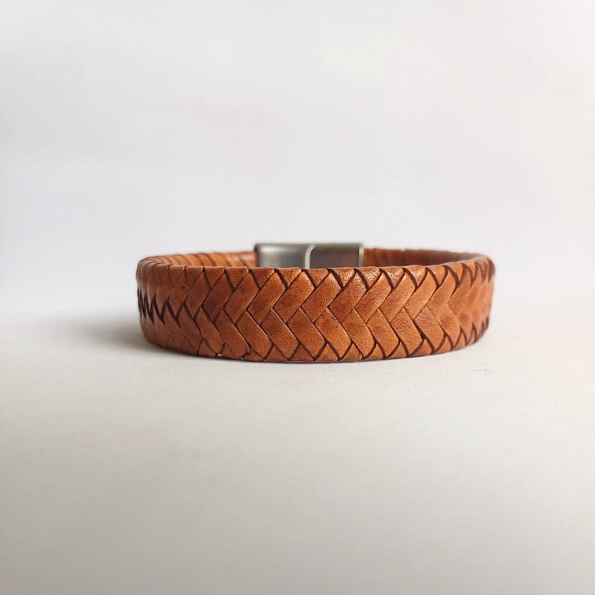 Leren heren armband cognac met stijlvol gevlochten design