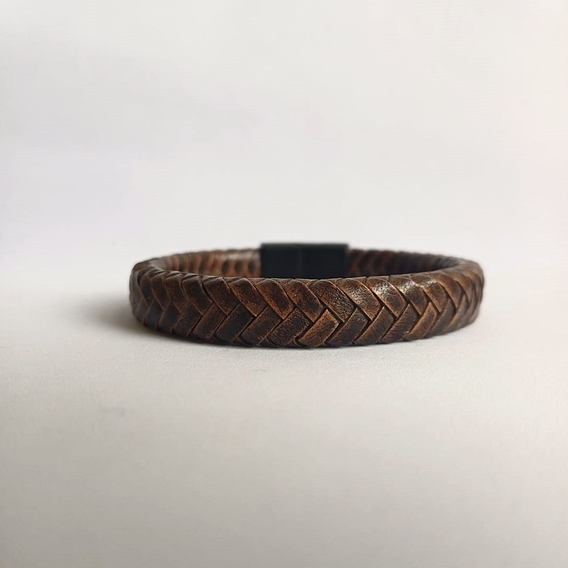 Bruine gevlochten leren heren armband