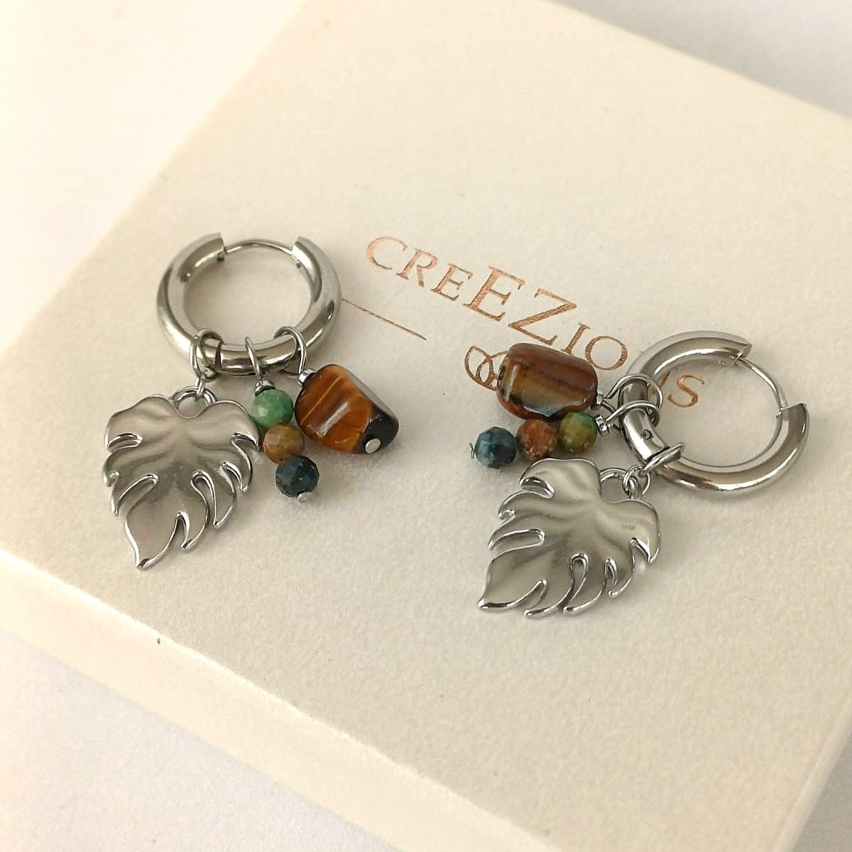 Zilverkleurige Mix & Match oorbellen met chrysocolla en tijgeroog