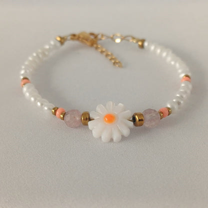 Kinderarmband met zoetwaterparels, aardbeienkwarts en madeliefje