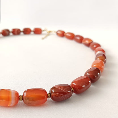 Kralenketting met rode agaat - warme roodtinten en goudkleurige details