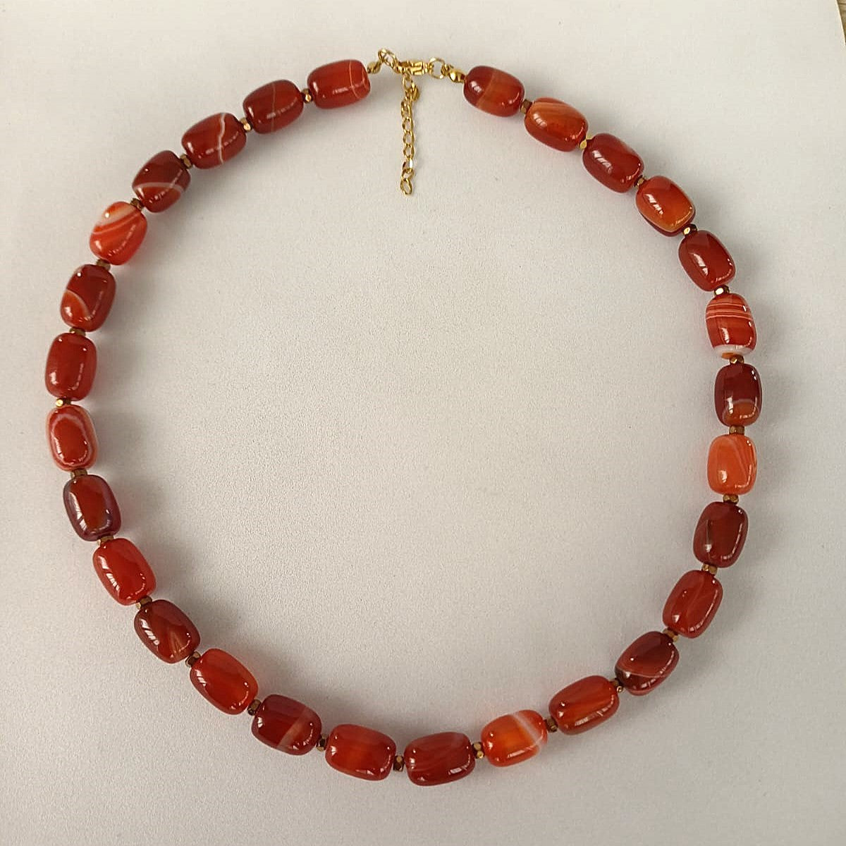 Kralenketting met rode agaat - warme roodtinten en goudkleurige details