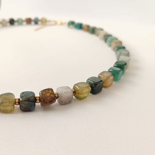 Ketting met groene vierkante agaat kralen en goudkleurige details