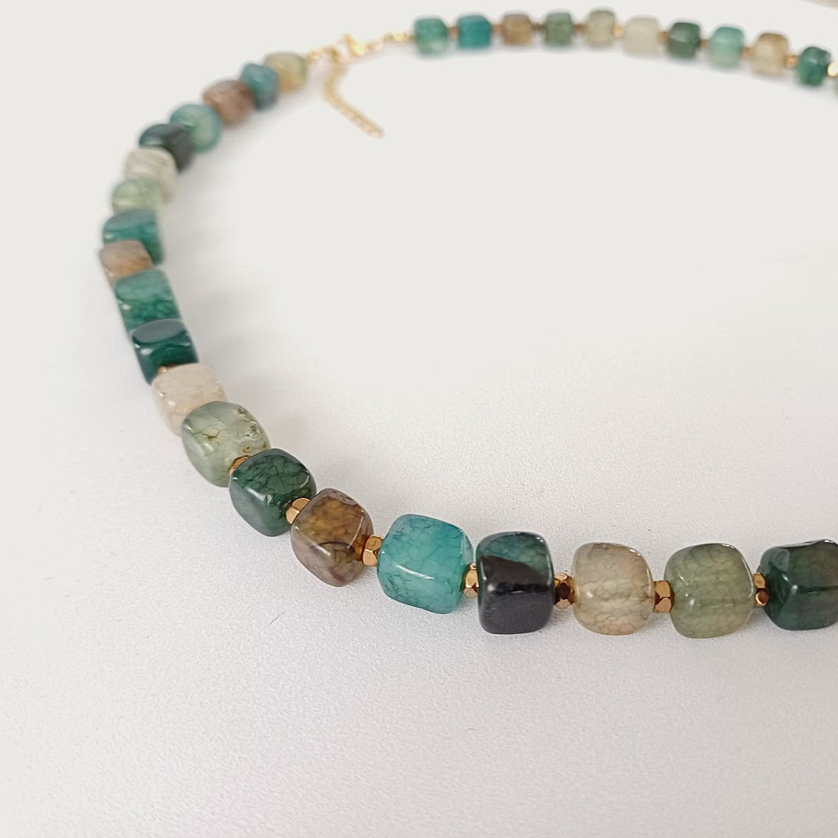 Ketting met groene vierkante agaat kralen en goudkleurige details