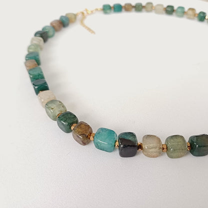 Ketting met groene vierkante agaat kralen en goudkleurige details