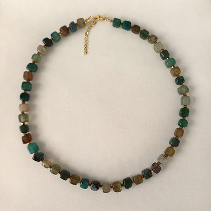 Ketting met groene vierkante agaat kralen en goudkleurige details