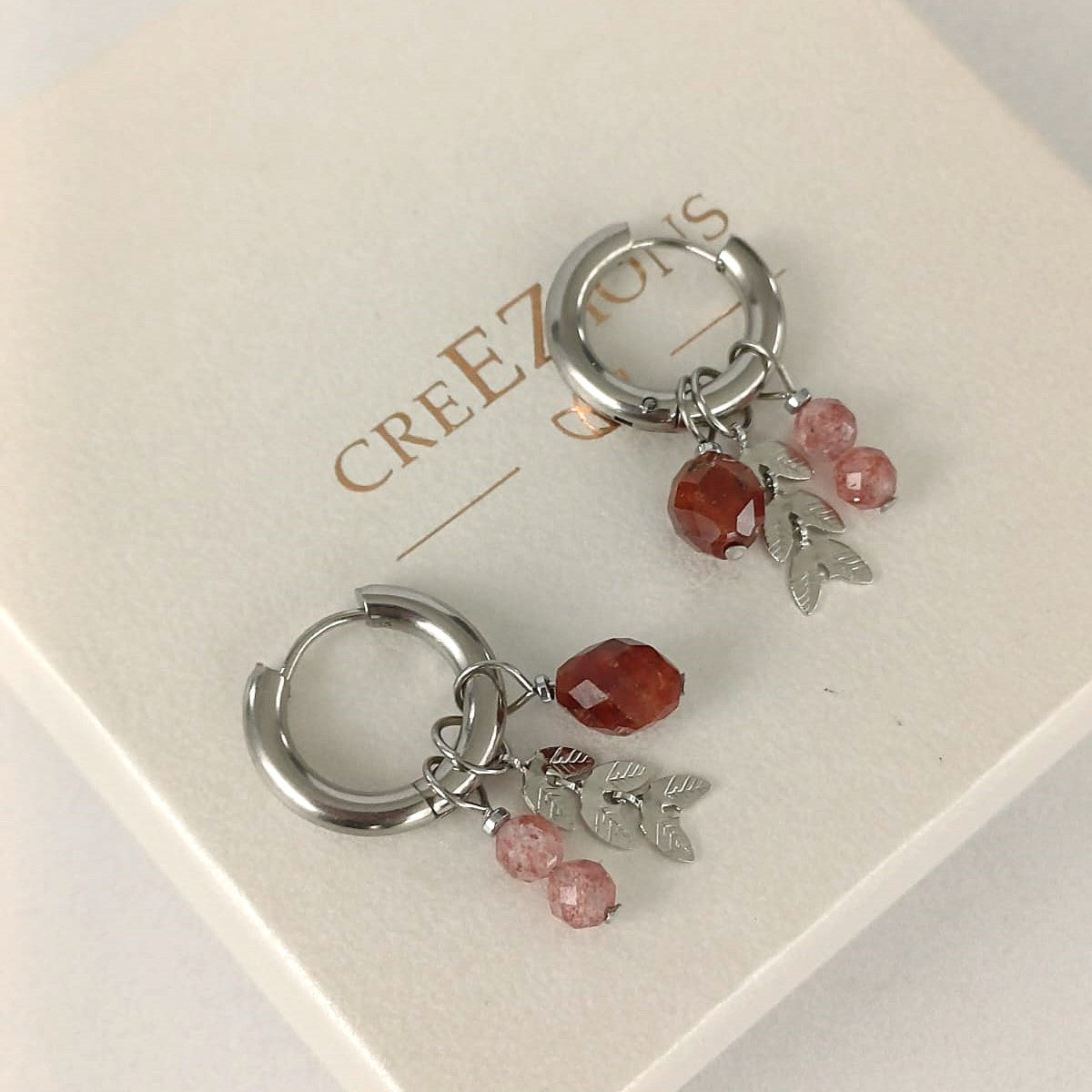 Mix & match oorbellen met granaat, aardbeienkwarts en bladbedel zilverkleurig