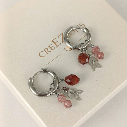 Mix & match oorbellen met granaat, aardbeienkwarts en bladbedel zilverkleurig