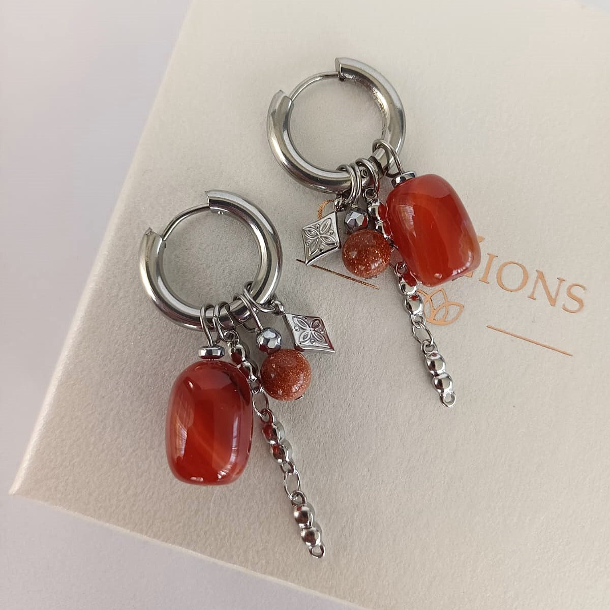 Mix & match oorbellen met rode agaat, goudsteen en RVS bedels