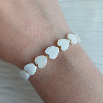 Bead bracelet of shell hearts (white/gold)