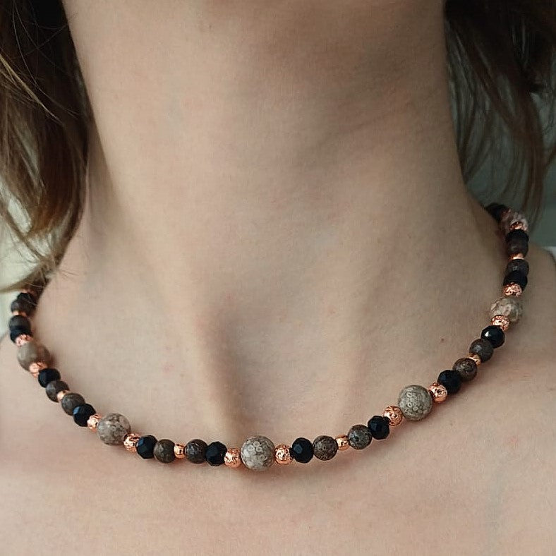 Damesketting met obsidiaan en roodbruine kralen – stijlvol met roségoud accent