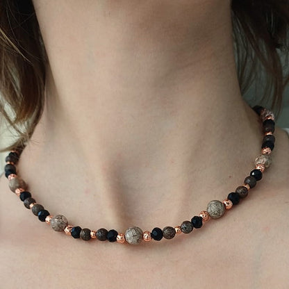 Damesketting met obsidiaan en roodbruine kralen – stijlvol met roségoud accent
