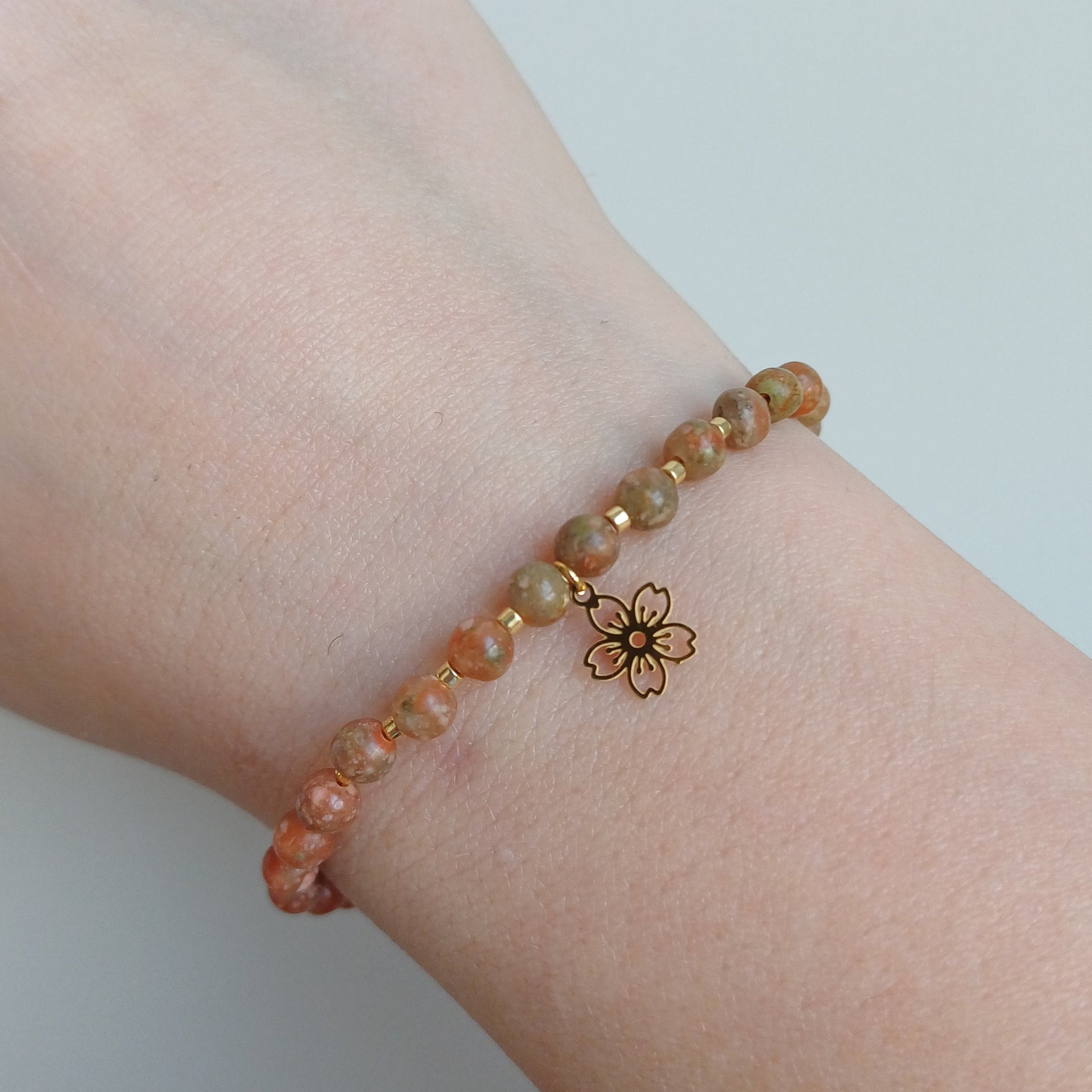 CreEZions armband met roodbruine kraaltjes en bloembedel