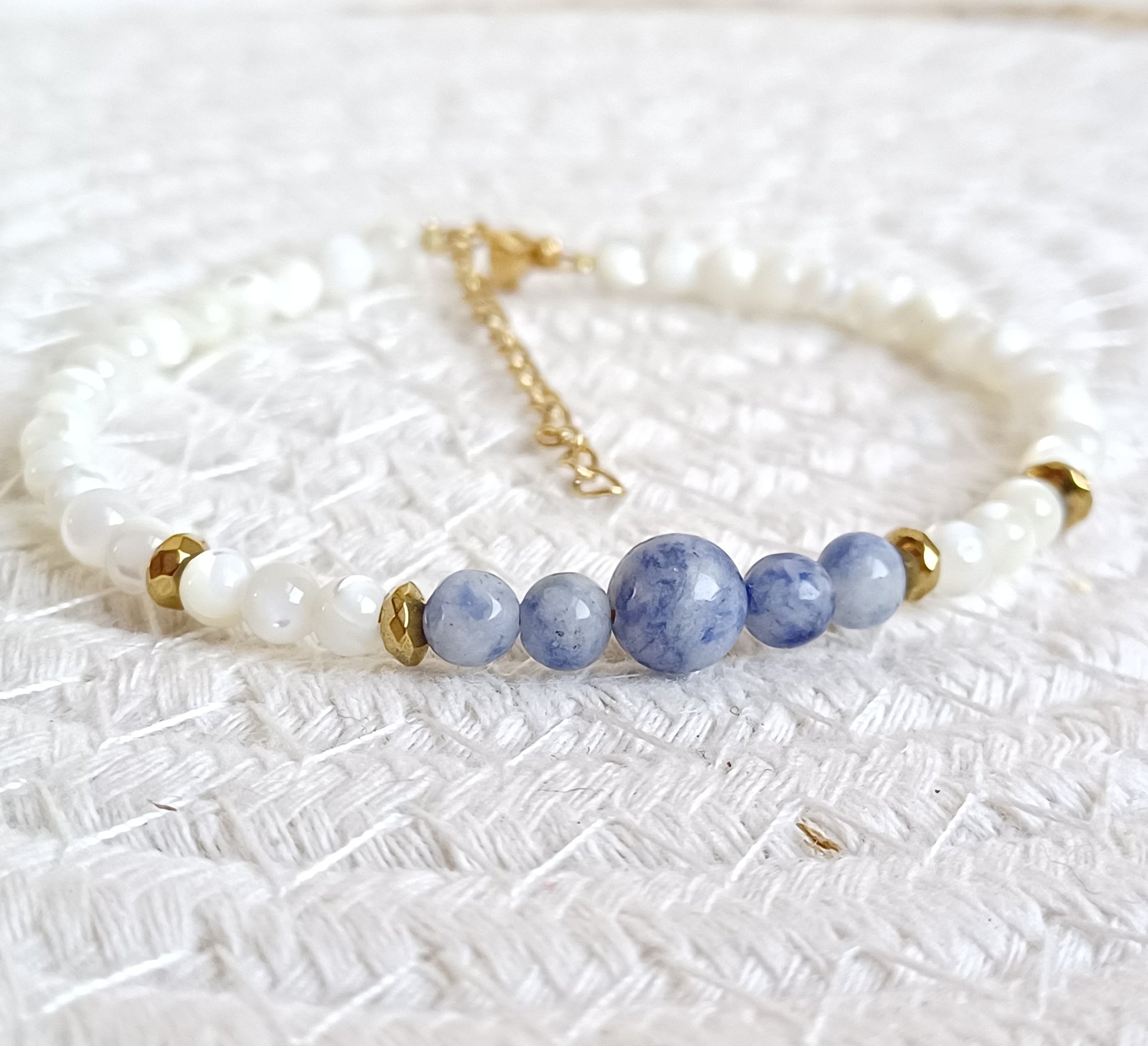 CreEZions armband met witte schelpkralen en blauwe Sodaliet 
