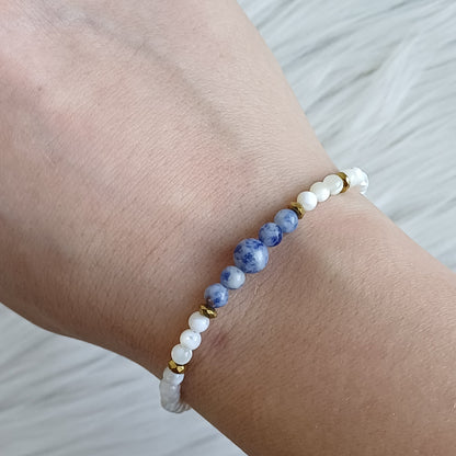 CreEZions armband met witte schelpkralen en blauwe Sodaliet 