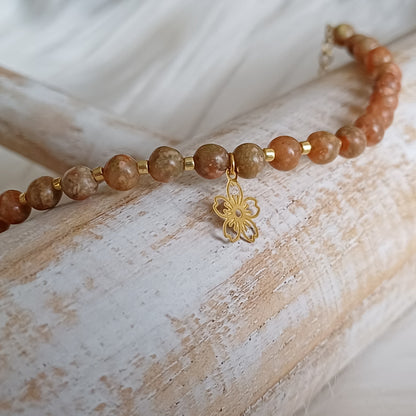 CreEZions armband met roodbruine kraaltjes en bloembedel
