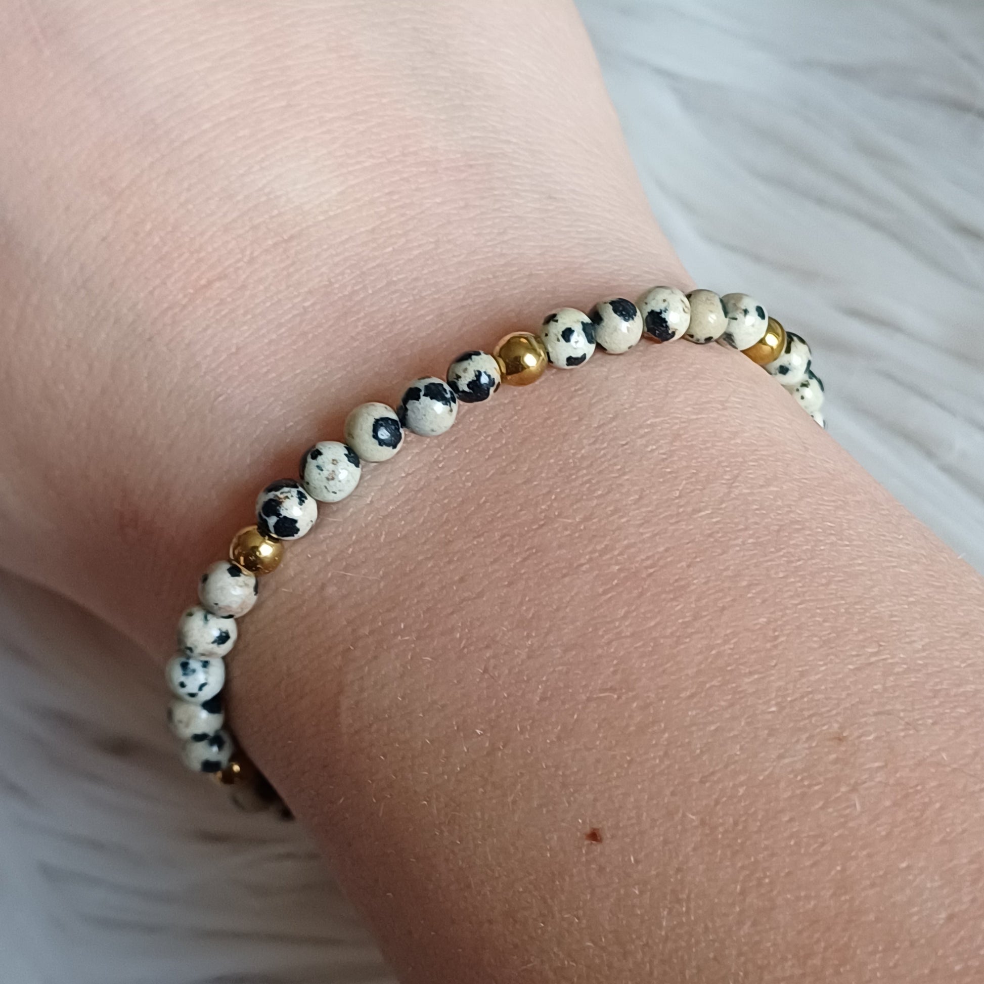 CreEZions armband met zwartwitte natuursteen kralen
